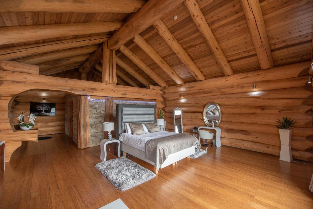 The Log Cabins At The Vu バスゲイト エクステリア 写真
