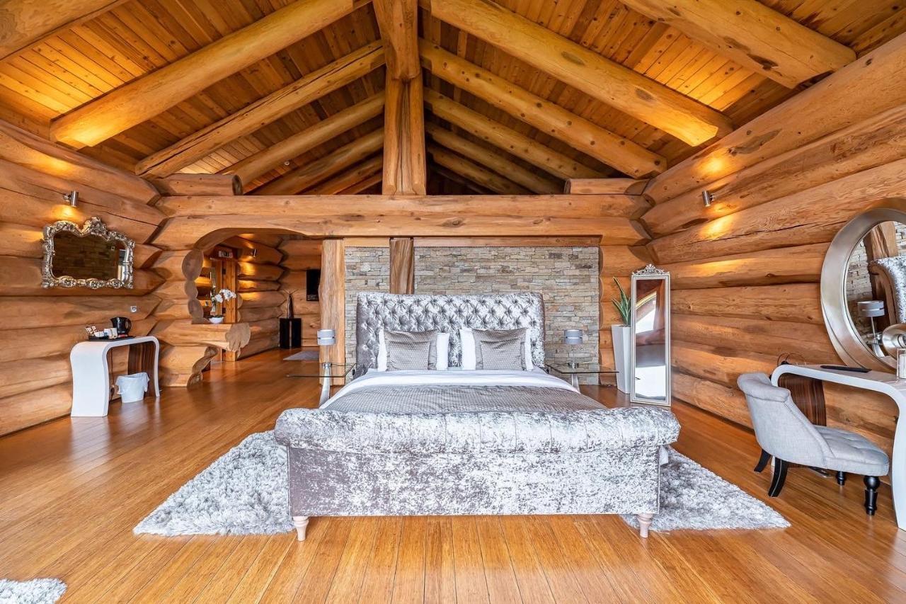 The Log Cabins At The Vu バスゲイト エクステリア 写真